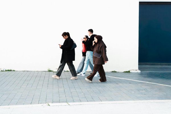 What type of dress is universally flattering for UK women's body shapes?